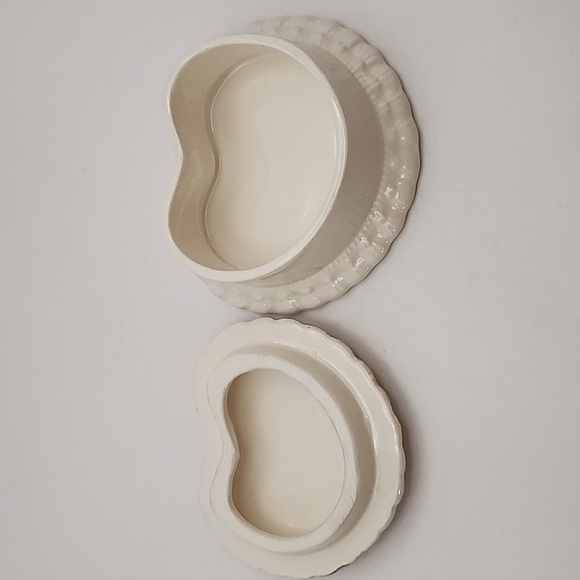 Vintage Ceramic Heart Trinket Box 4" X 4" X 1.5" - Picture 7 of 9